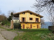 In Canto Alto (1146 m) da Ripa-Zogno ad anello fiorito il 10 aprile 2025 - FOTOGALLERY